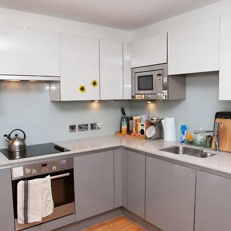 Modern 1 Bedroom Whapping Flat