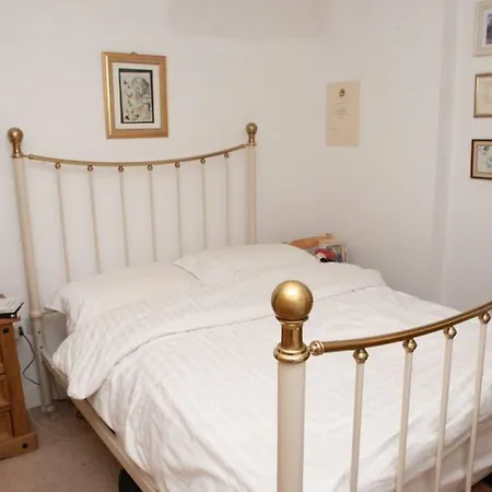 Modern 1 Bedroom Whapping Flat *
