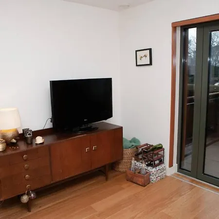 Modern 1 Bedroom Whapping Flat Apartment *