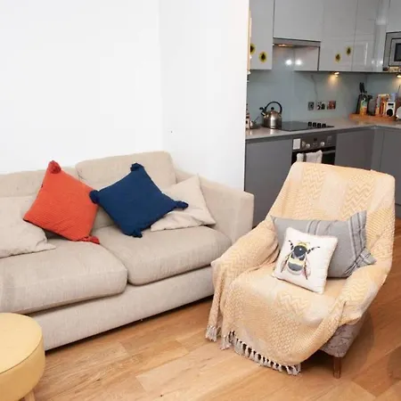 Apartment Modern 1 Bedroom Whapping Flat
