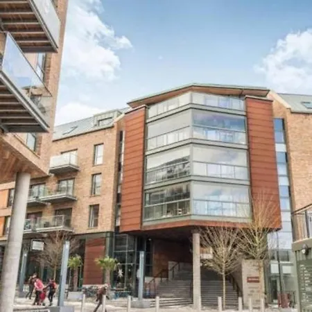 Modern 1 Bedroom Whapping Flat *