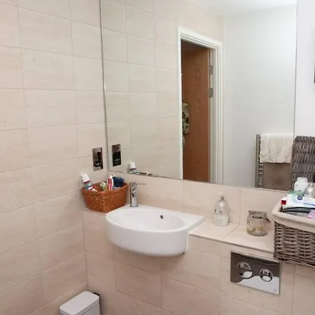 Modern 1 Bedroom Whapping Flat