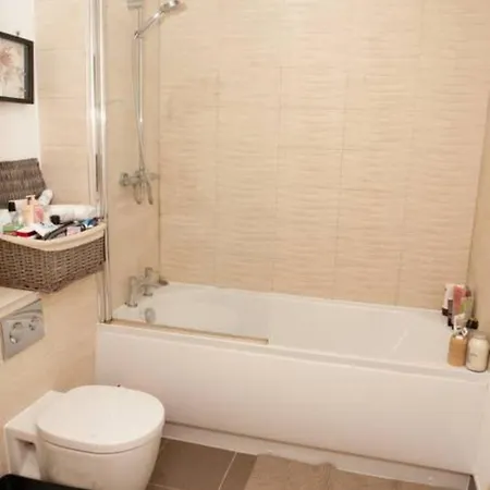Modern 1 Bedroom Whapping Flat * Bristol